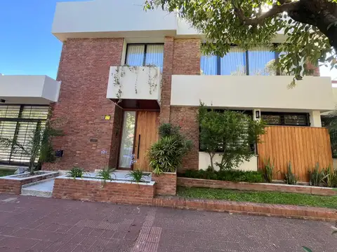 Casa en venta, en San Isidro, moderna, refaccionada totalmente, impecable.
