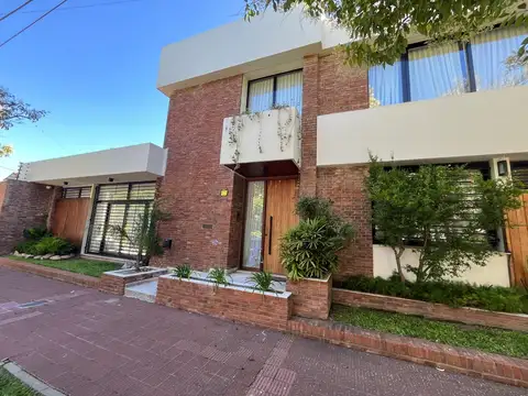Casa en venta de 5 ambientes, en San Isidro, moderna, refaccionada totalmente, impecable.