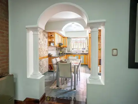 Casa en Venta con 2 cocheras