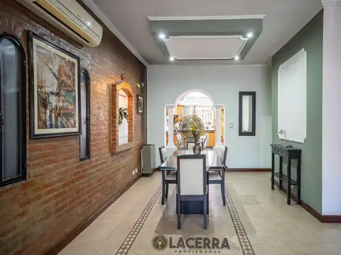 Casa 5 ambientes con 4 baños