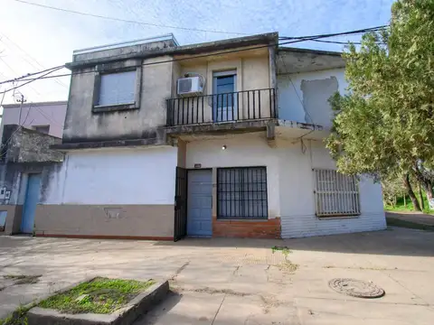 3 departamentos y galpón. SE VENDE