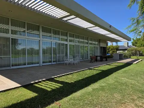Casa con diseño de vanguardia, en El Solar de Victoria.