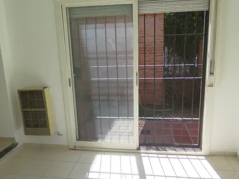 Encantador departamento  de un ambiente divisible  de 40 metros con patio, al frente, muy luminoso.