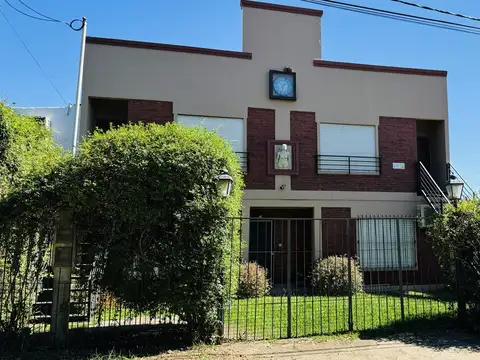 Casa 2 Dormitorios con 2 Departamentos y amplio parque.