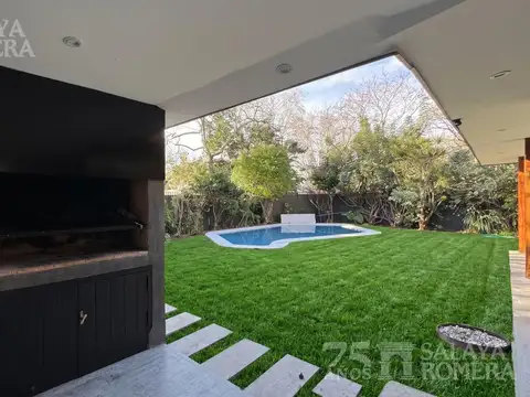 Casa en Alquiler con 3 cocheras