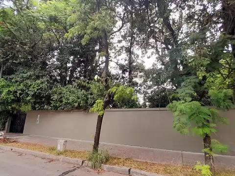 Casa en Alquiler con 3 cocheras