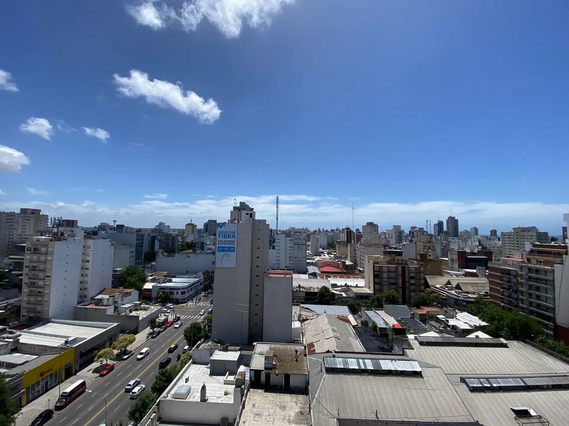 Departamento de tres ambientes, 80m² en piso once con balcón