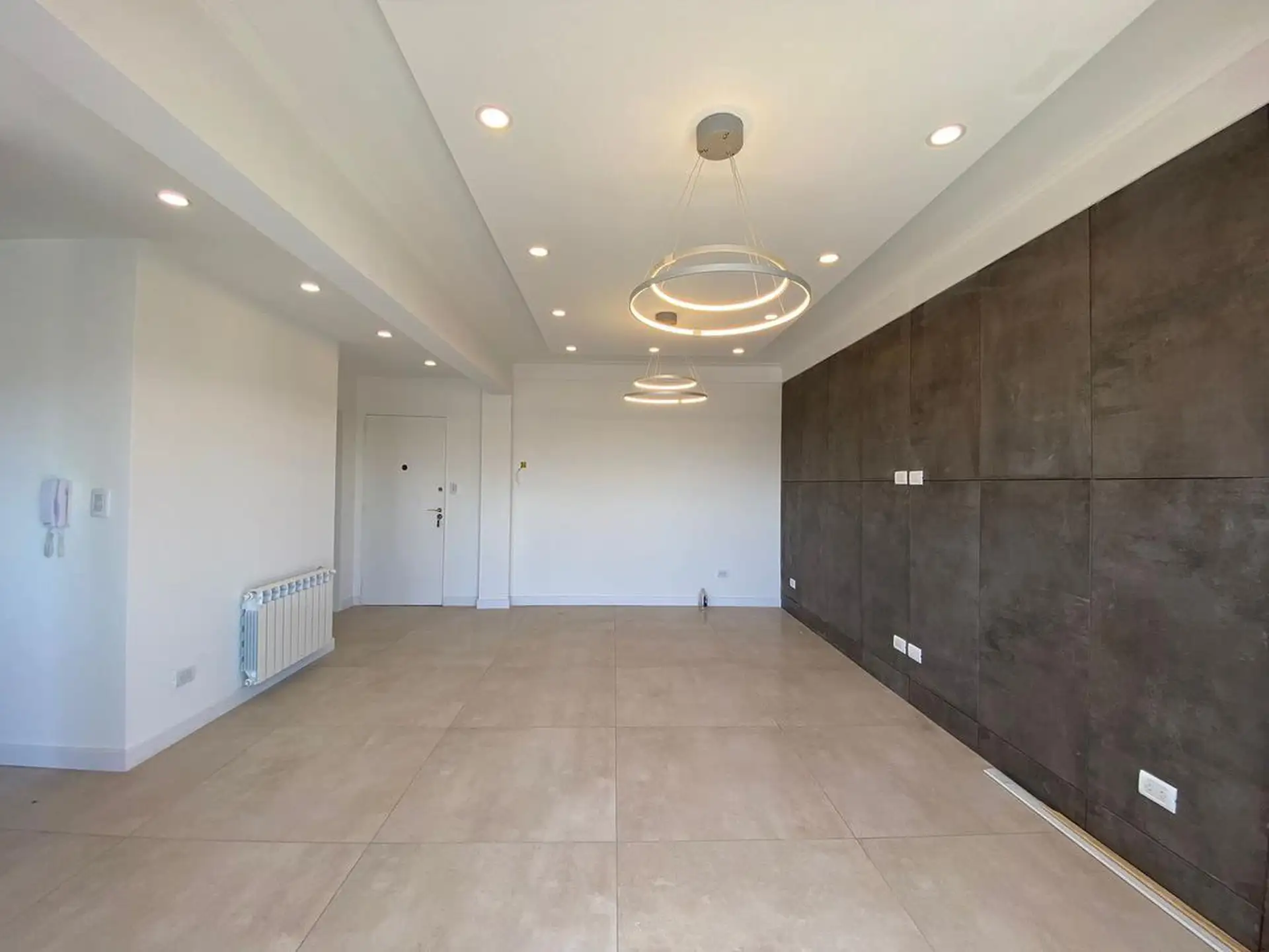 Departamento de tres ambientes, 80m² en piso once con balcón