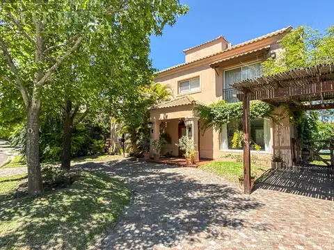 Casa 6 ambientes con 5 baños