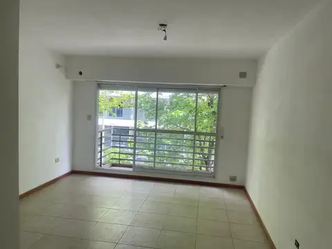 Alquiler monoambiente 2piso escalera