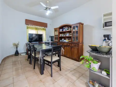 CASA EN VENTA CON COCHERA EN BARRIO AZCUÉNAGA