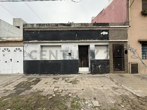 Calle 49 e/ 19 y 20 PH a refaccionar al frente - 74 mts totales- Ideal comercial
