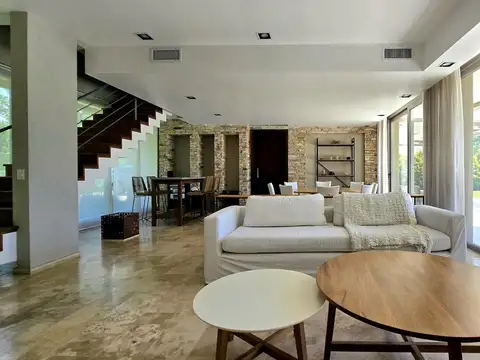 Casa en Alquiler Temporal con 2 cocheras