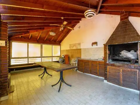 Casa 5 ambientes con 2 baños