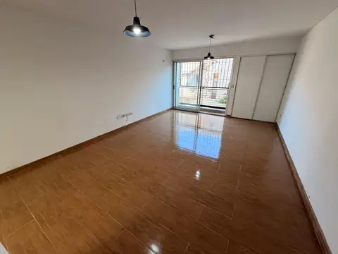Monoambiente en alquiler con cochera - Alem 2400