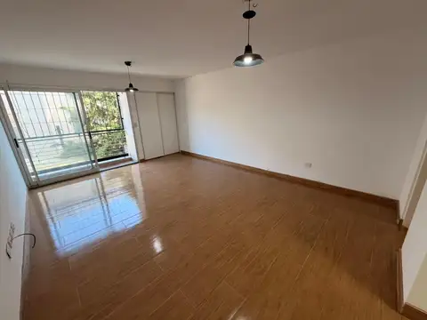 Monoambiente en alquiler con cochera - Alem 2400