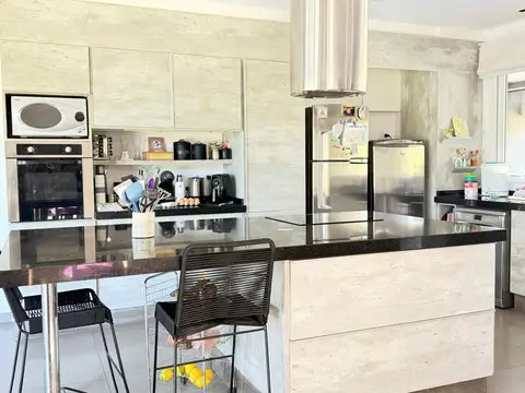 Casa en Venta con 8 cocheras