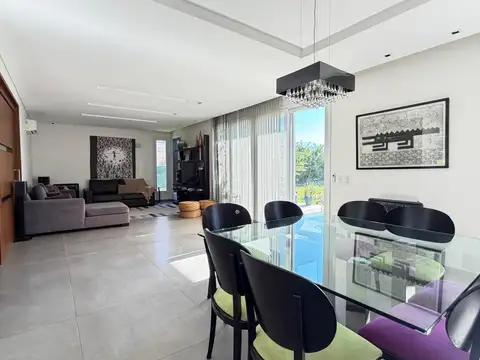 Casa 5 ambientes con 4 baños