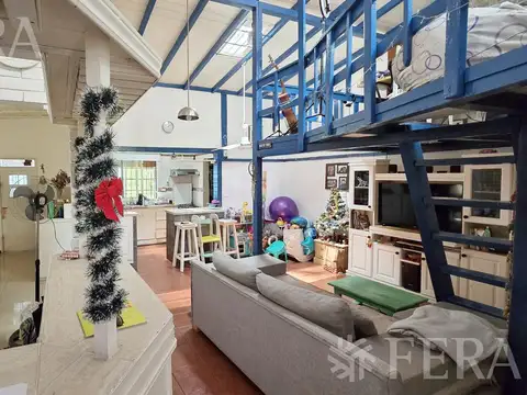 Venta de Casa 4 ambientes con jardín y cochera en Villa Dominico