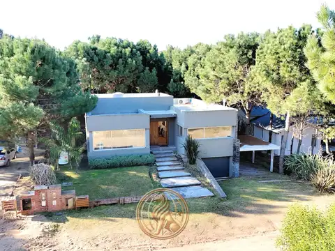 Venta casa Costa Esmeralda 5 ambientes con piscina