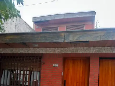 Venta de casa con 3 departamentos