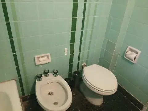 DEPTO DE 2AMB. 4º PISO AL FRENTE, de aprox 48Mts, EN MUY BUEN ESTADO Y MUY LUMINOSO