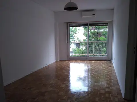 DEPTO DE 2AMB. 4º PISO AL FRENTE, de aprox 48Mts, EN MUY BUEN ESTADO Y MUY LUMINOSO