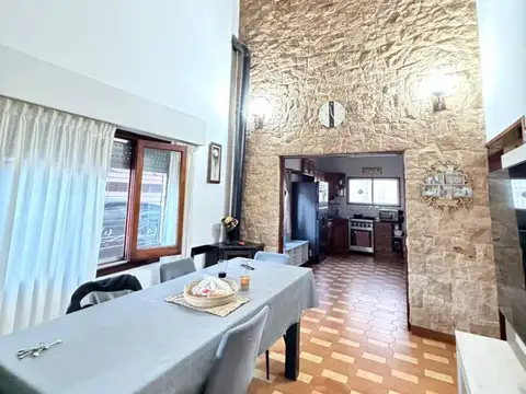 Casa en Venta con 3 cocheras
