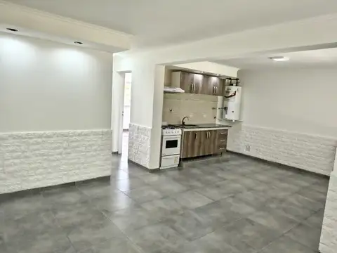 Moderno departamento de tres ambientes, en planta baja al frente.