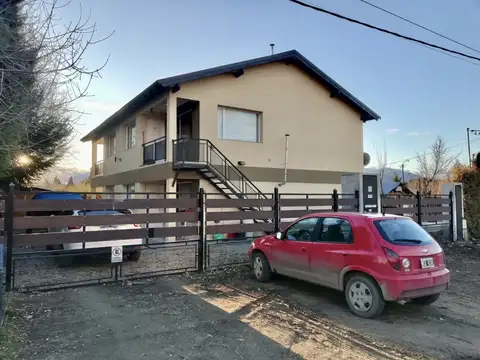 Moderno departamento de tres ambientes, en planta baja al frente.