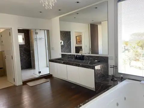 Casa en Venta con 4 cocheras