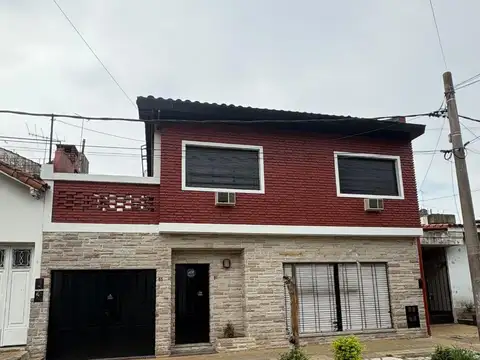 Casa Solida Impecable con Gran Potencial 5 amb,patio y garaj