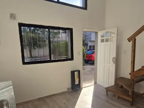 Dúplex 2 ambientes a la calle 