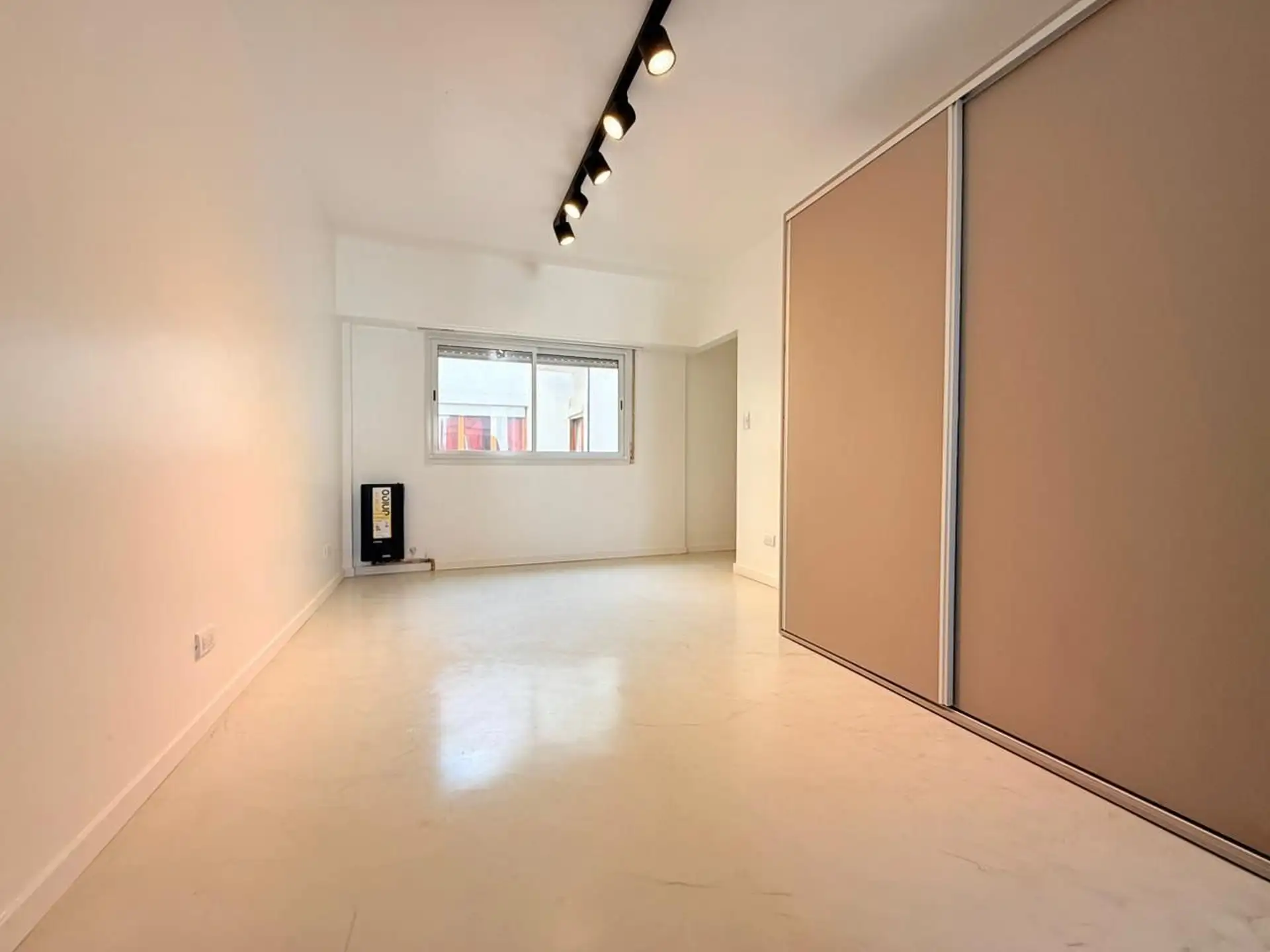 Monoambiente en venta reciclado y luminoso - Plaza Colón