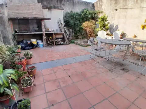 VENTA CASA 2 DORM Y PATIO EN BARRIO CANDIOTI
