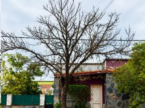 CASA A REMODELAR SOBRE GRAN TERRENO