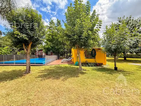 Venta casa de 2 dormitorios, jardín y pileta, en La Plata
