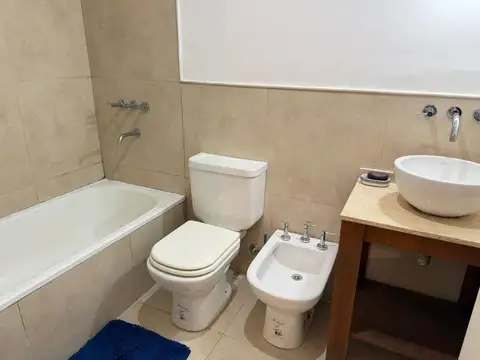 ALQUILER MONOAMBIENTE DIVIDIDO CON AMPLIO PATIO