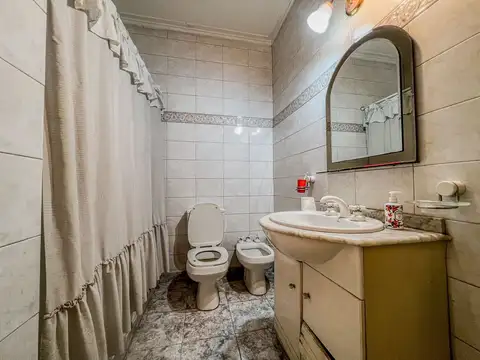 CASA VENTA LA PLATA GARAGE 3 DORMITORIOS PATIO