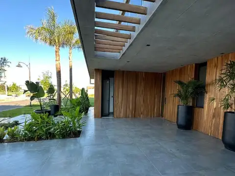 Casa en Venta con 4 cocheras