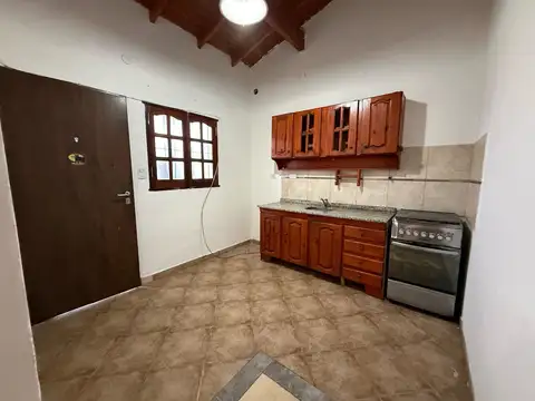 DEPARTAMENTO 3 AMBIENTES EN PRIMER PISO POR ESCALERA EN ALQUILER EN CASTELAR NORTE