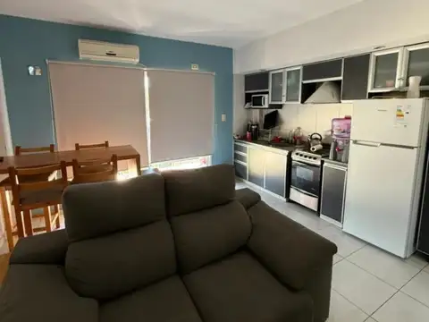 Semipiso 2 amb con balcon al frente,poca antiguedad. Excelente ubicacion: Maspero 166,R. de Escalada