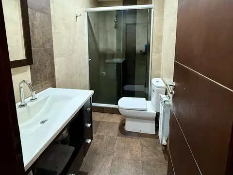 CASA EN DOS PLANTAS  CUATRO AMBIENTES, QUINCHO Y PISCINA. EXCELENTE ESTADO Y UBICACIÓN.