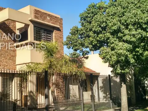CASA EN DOS PLANTAS  CUATRO AMBIENTES, QUINCHO Y PISCINA. EXCELENTE ESTADO Y UBICACIÓN.