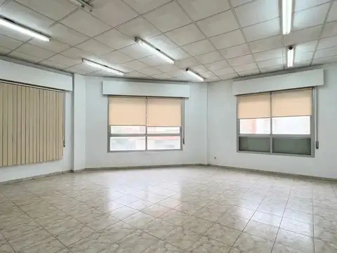 Importante esquina en san martin para empresa oficinas o varios rubros