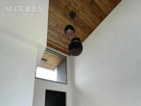 Casa en Alquiler con 2 cocheras