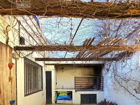 Casa 6 ambientes con 2 baños