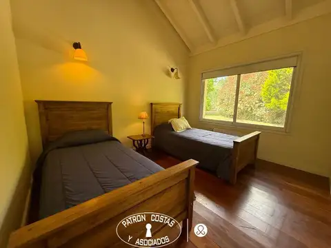 Casa 8 ambientes con 4 baños