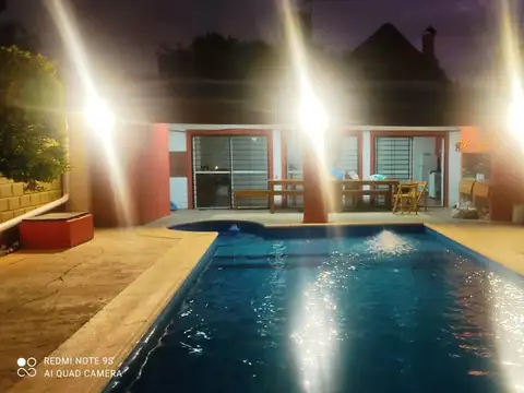 Casa con pileta y quincho en Los Polvorines