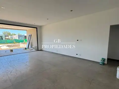 Casa 5 ambientes con 4 baños